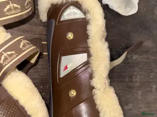 Benskydd hästutrustning Veredus skydd med fårskinn i Norrköping - Annons 4