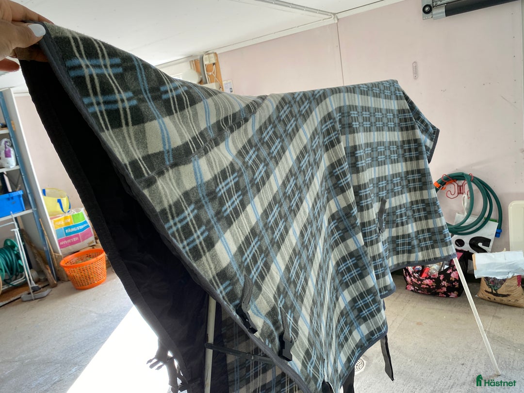 Täcken hästutrustning till salu: Halstäcke i fleece  i Uppsala - Annons 1