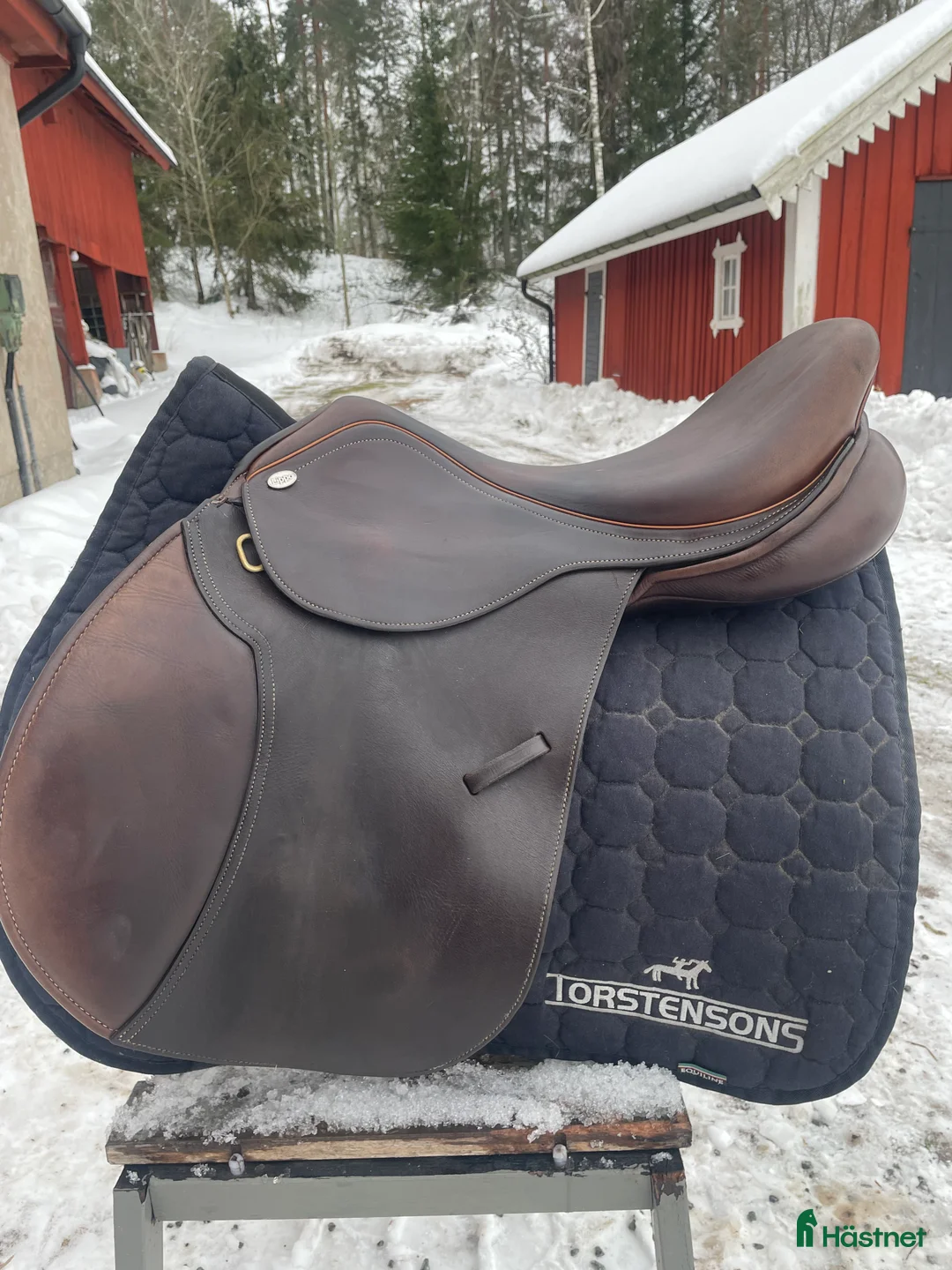 Sadlar hästutrustning till salu: Brun Lippo Marcello-17” i Västerås - Annons 1