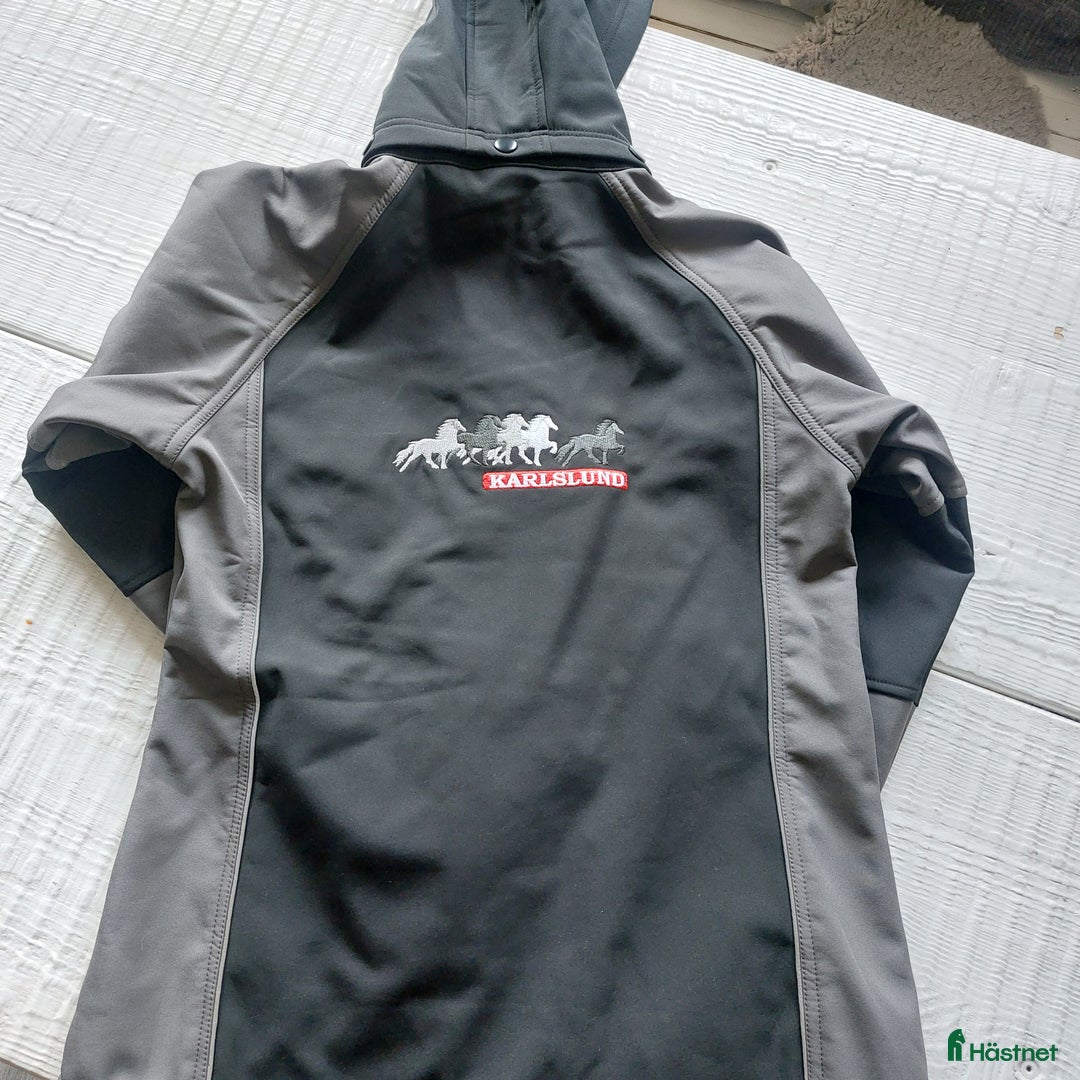 Jackor & Kavajer ryttarutrustning till salu: Karlslund rignir jacka i Gävle - Annons 2