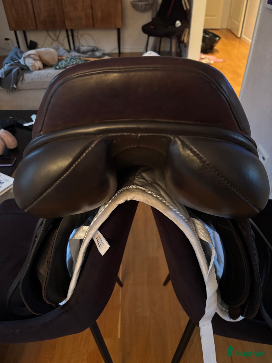 Sadlar hästutrustning till salu: Jätteskön hoppsadel i kalvskinn i Karlskrona - Annons 7