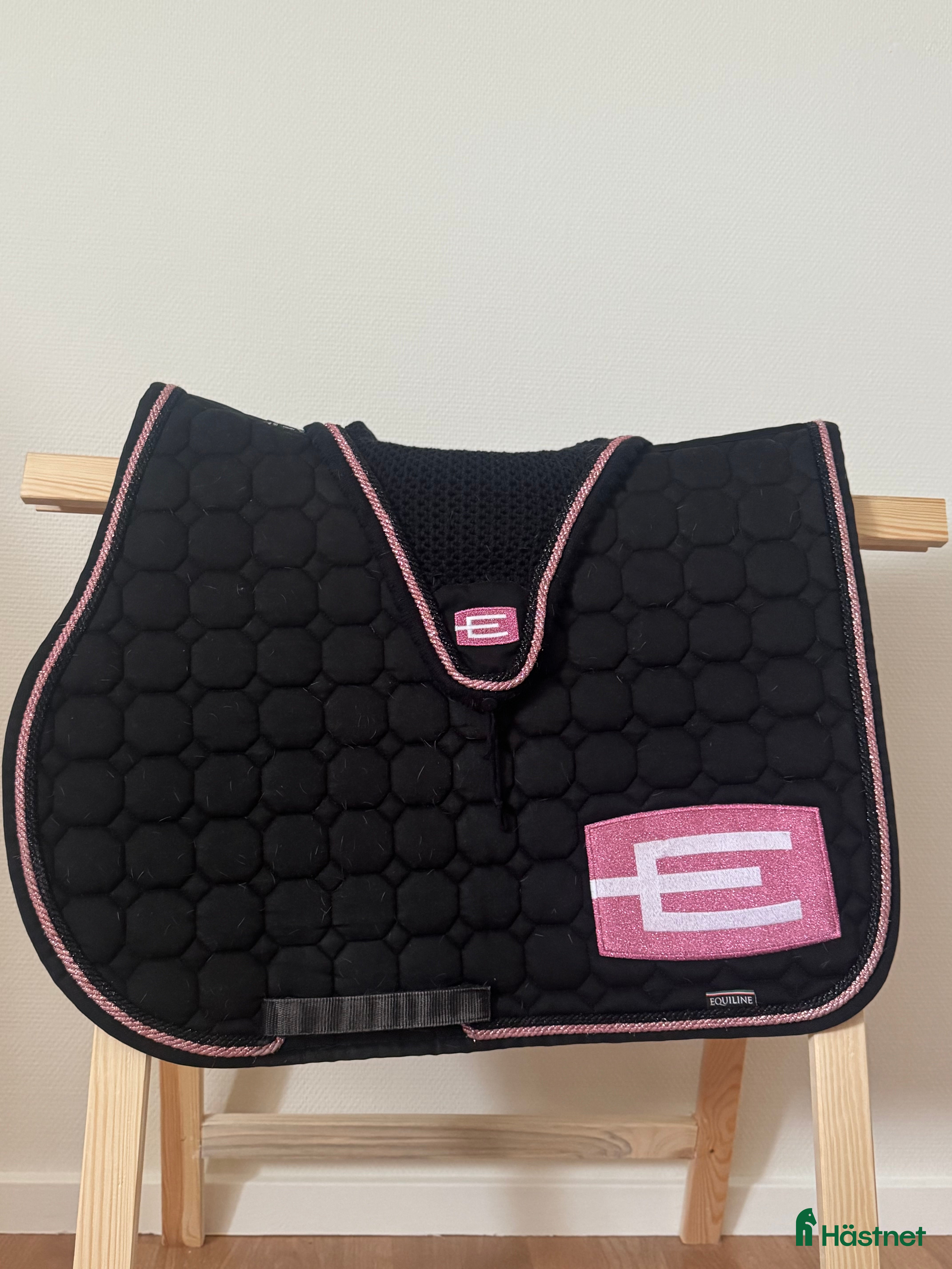 Schabrak & Vojlockar hästutrustning E-loggan sett i glitter rosa  i Munka-ljungby - Annons 4
