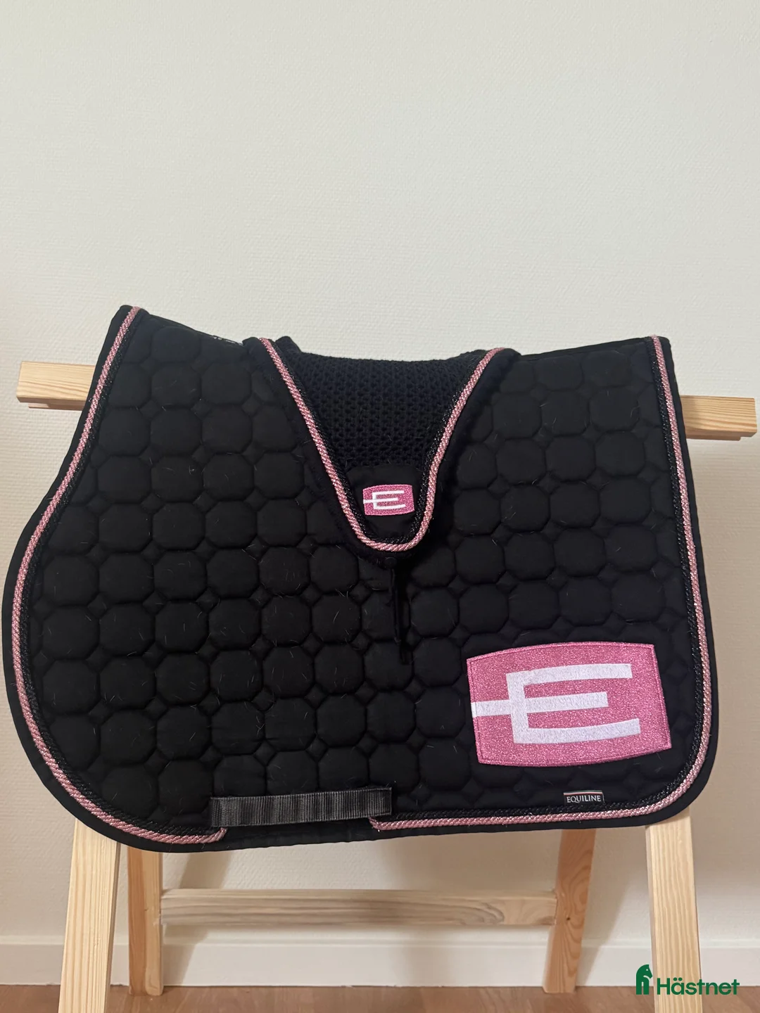 Schabrak & Vojlockar hästutrustning till salu: E-loggan sett i glitter rosa  i Munka-ljungby - Annons 1