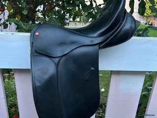Sadlar hästutrustning till salu: Prestige Paris dressyr sadel 16,5” i Halmstad - Annons 1