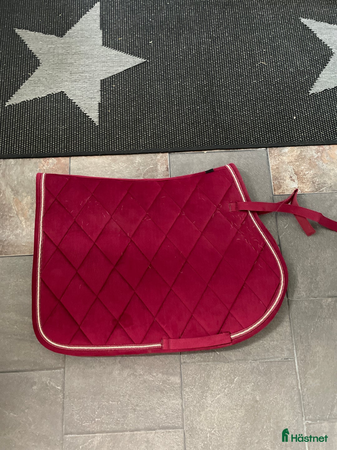 Schabrak & Vojlockar hästutrustning till salu: Fint vinrött schabrak i Västerås - Annons 2