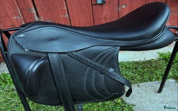 Sadlar hästutrustning till salu: Pedantisk skött Carl Hester sadel  i Sigtuna - Annons 1