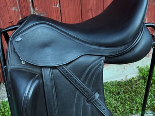 Sadlar hästutrustning till salu: Pedantisk skött Carl Hester sadel i Sigtuna - Annons 1