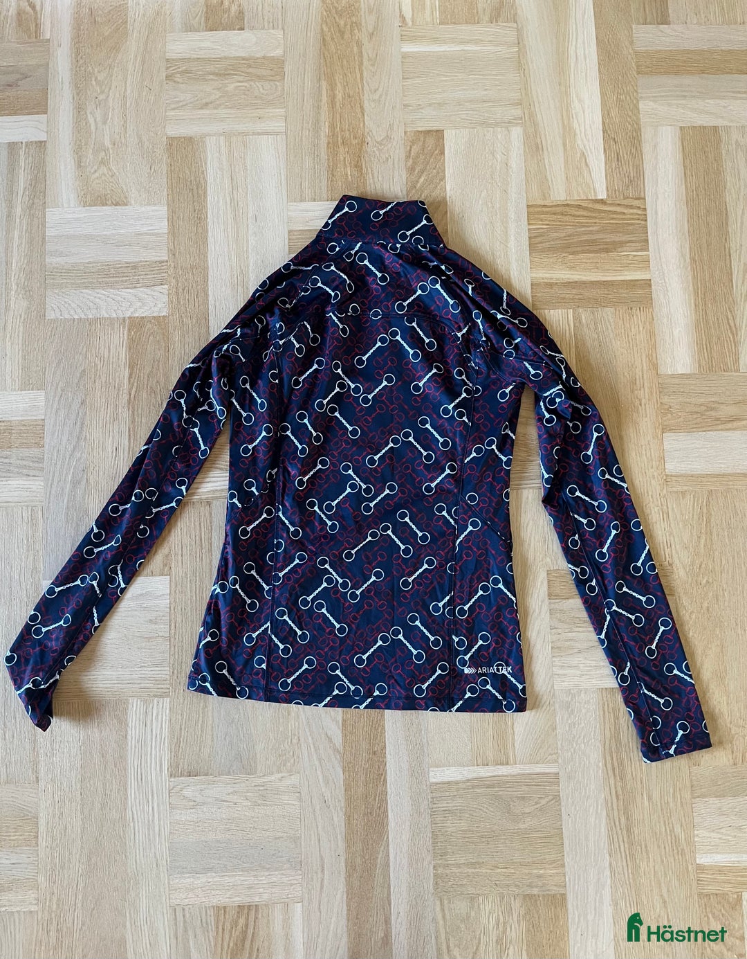 Övrigt Ridkläder ryttarutrustning till salu: Supersnygg tröja från Ariat nyskick  i Skurup - Annons 4