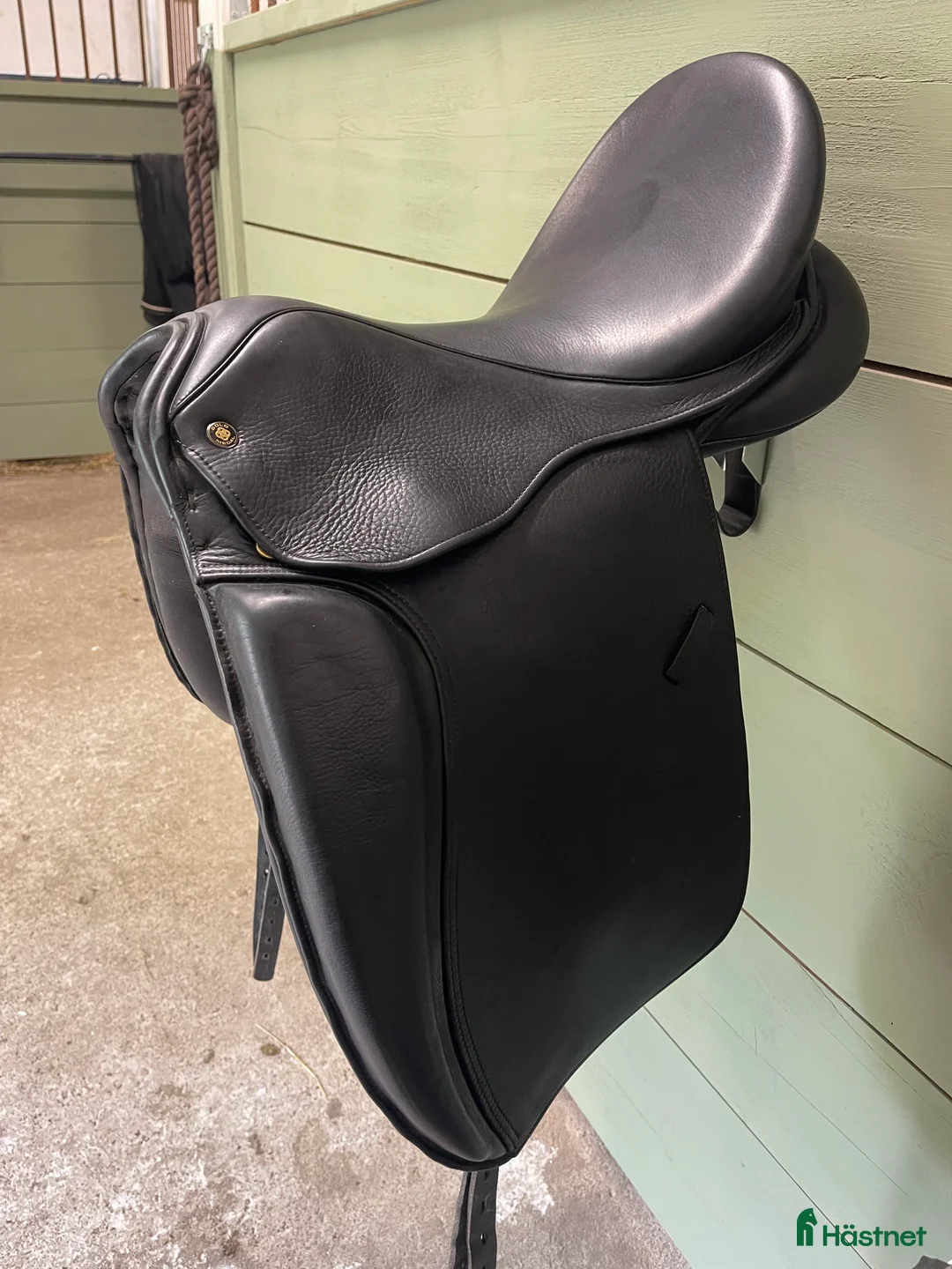Sadeltillbehör hästutrustning till salu: Gold Medal dressyrsadel  i Nora - Annons 1