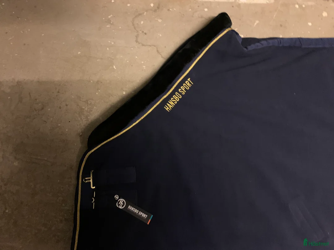 Täcken hästutrustning till salu: Hansbo Fleecetäcke Marinblå storlek 165cm julklapp i Hanaskog - Annons 3