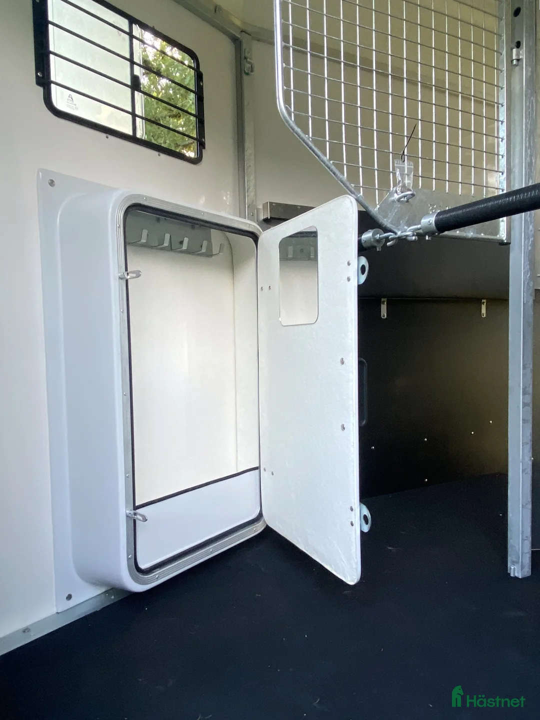 Hästtransporter  fordon & transport till salu: Fautras Promax - stadig o rymlig för stora hästar i Kvicksund - Annons 24