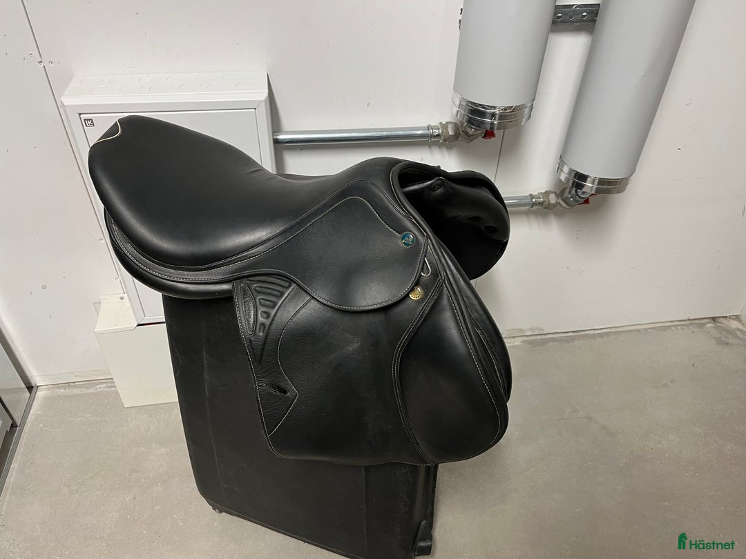 Sadlar hästutrustning till salu: Prestige Versailles hoppadel 17” 33 bomvidd i Luleå - Annons 2