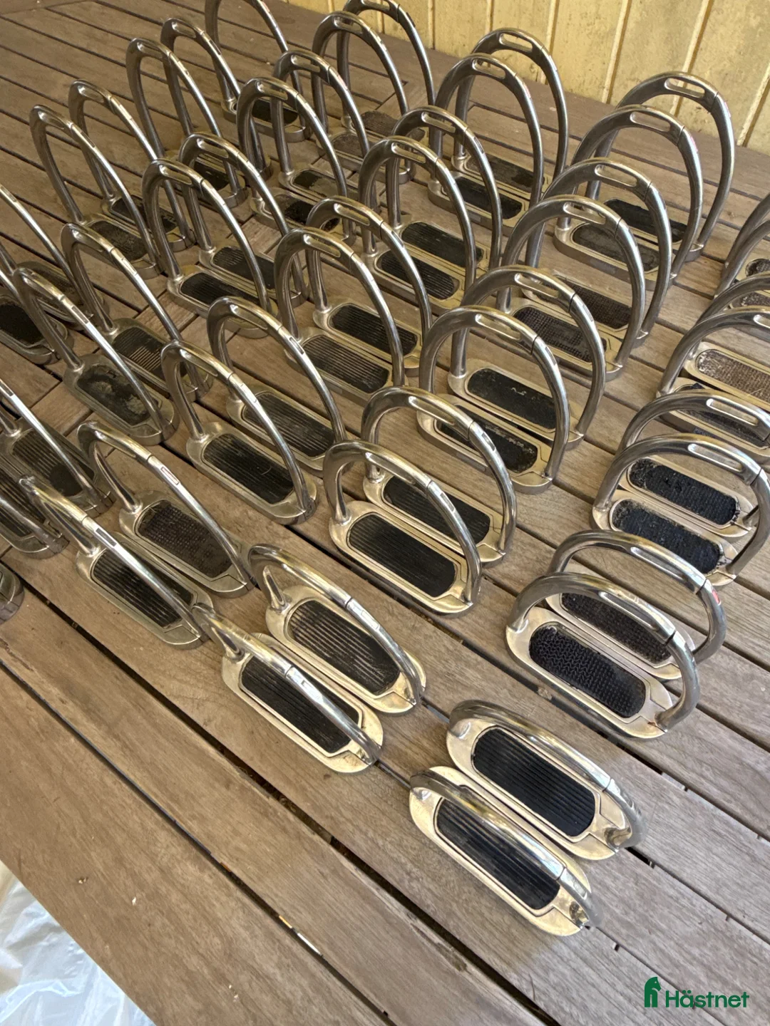 Stigbyglar hästutrustning till salu: KWIK-OUT säkerhetsstigbyglar 26 par - Annons 2