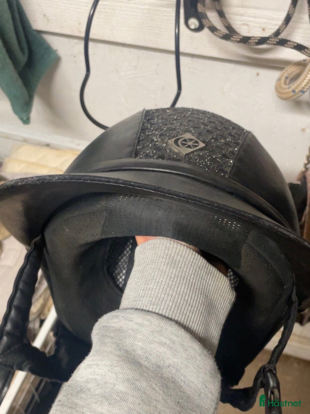 Hjälmar ryttarutrustning till salu: Snygg Charles Owen hjälm i Bergkvara - Annons 2