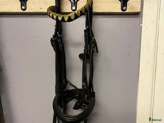 Träns hästutrustning till salu: Svart Aachenträns med gummityglar i Hindås - Annons 2