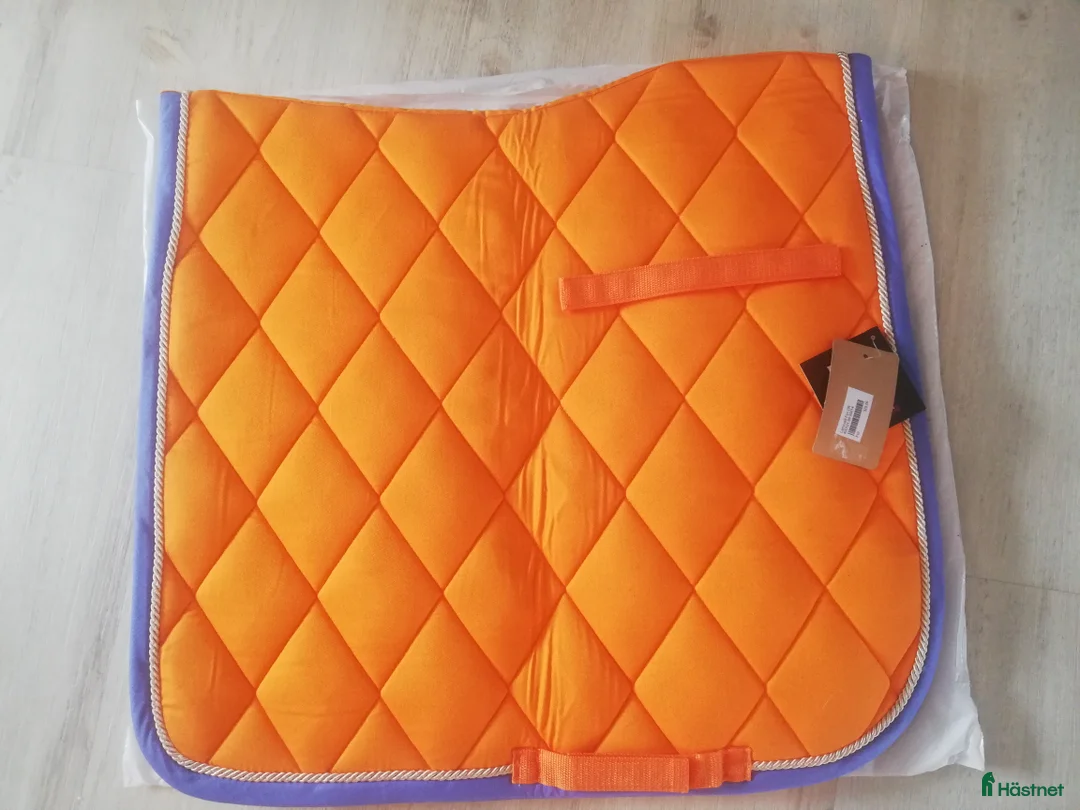 Schabrak & Vojlockar hästutrustning till salu: Dressyrschabrak och fleecetäcke i Sundsvall - Annons 1