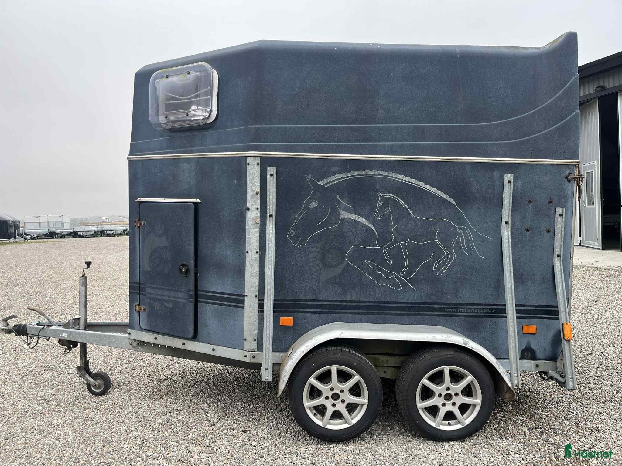 Hästtransporter  fordon & transport till salu: Fin hästtransport i glasfiber med sadelkammare i Löderup - Annons 3