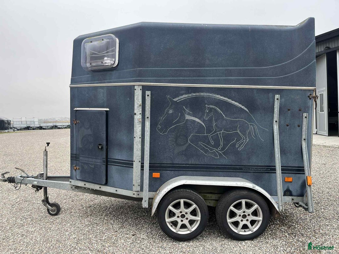 Hästtransporter  fordon & transport till salu: Fin hästtransport i glasfiber med sadelkammare i Löderup - Annons 1