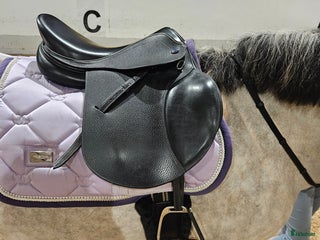 Sadlar hästutrustning till salu: Hoppsadel Lippo rivello espanza 15,5tum i Hallstavik - Annons 2