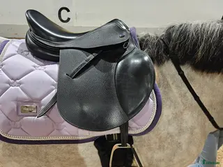 Sadlar hästutrustning Hoppsadel Lippo rivello espanza 15,5tum - Annons 2