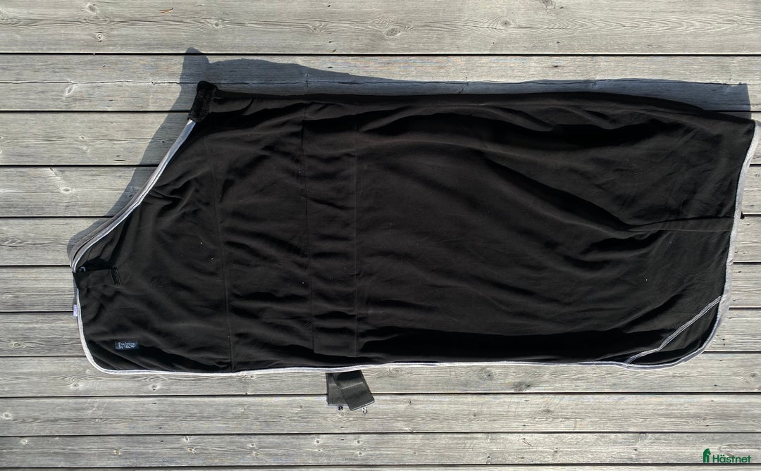 Täcken hästutrustning till salu: Svart fleecetäcke  i Upplands Väsby - Annons 1