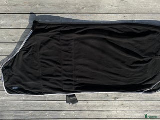Täcken hästutrustning till salu: Svart fleecetäcke i Upplands Väsby - Annons 5