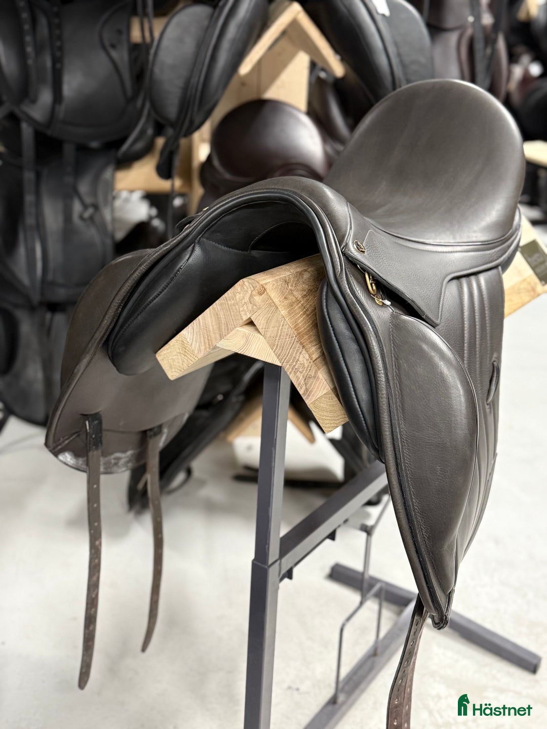 Sadlar hästutrustning till salu: REA 30% Jeffries/Mustang Beatrice Dressyr  i Knivsta - Annons 2