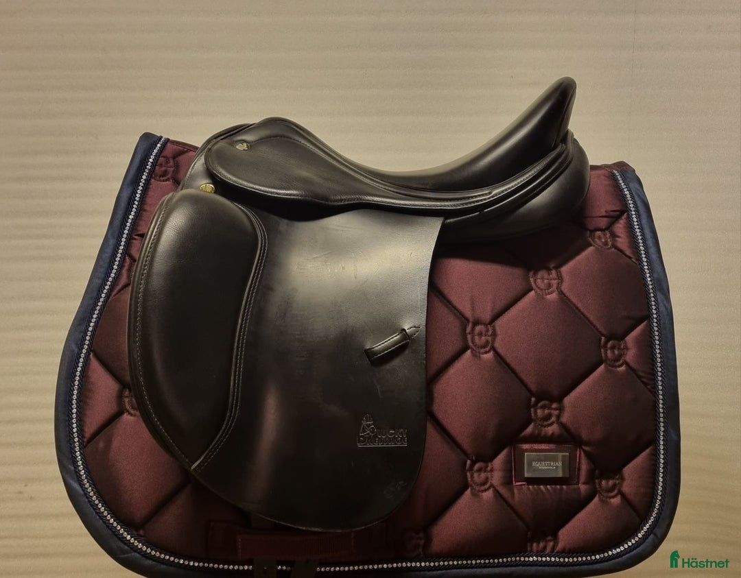 Sadlar hästutrustning till salu: Trevlig junior dressyrsadel i Helsingborg - Annons 1