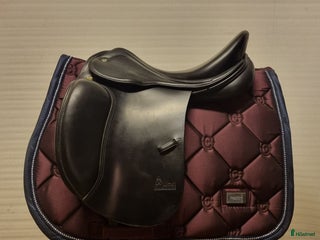 Sadlar hästutrustning till salu: Trevlig junior dressyrsadel i Helsingborg - Annons 24