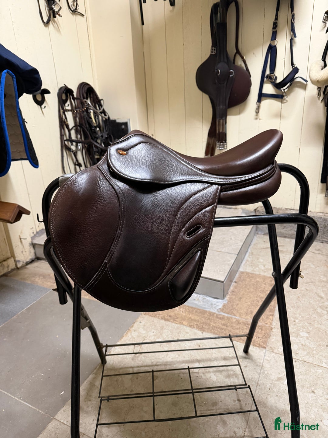 Sadlar hästutrustning till salu: Lippo Rivello quieto hoppsadel i Karlstad - Annons 1