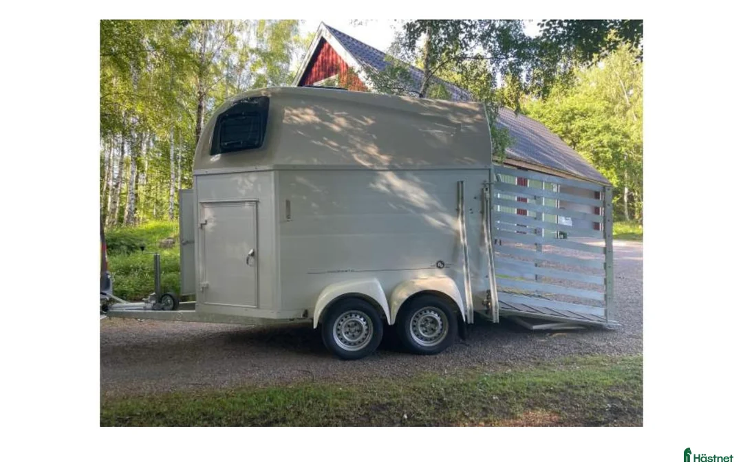 Hästtransporter  fordon & transport till salu: Hästtransport nästan ny!  - Annons 2