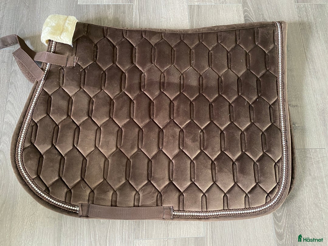 Schabrak & Vojlockar hästutrustning till salu: Flertal schabrak o huvor i Jämjö - Annons 3