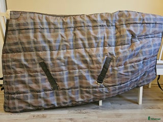 Täcken hästutrustning till salu: Eskadron innetäcke/tävlingstäcke i Norrtälje - Annons 1