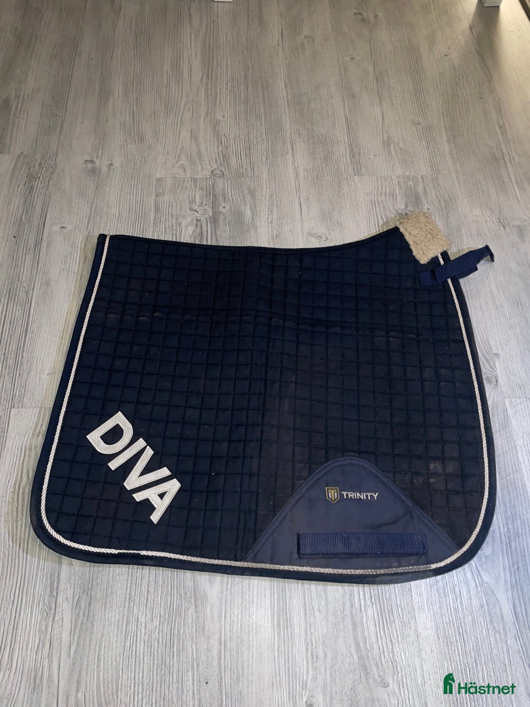 Sadeltillbehör hästutrustning till salu: Sadelgjordar och Schabrak  i Täby - Annons 1