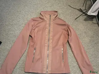 Övrigt Ridkläder ryttarutrustning till salu: Equestrian Stockholm tröja - Annons 1