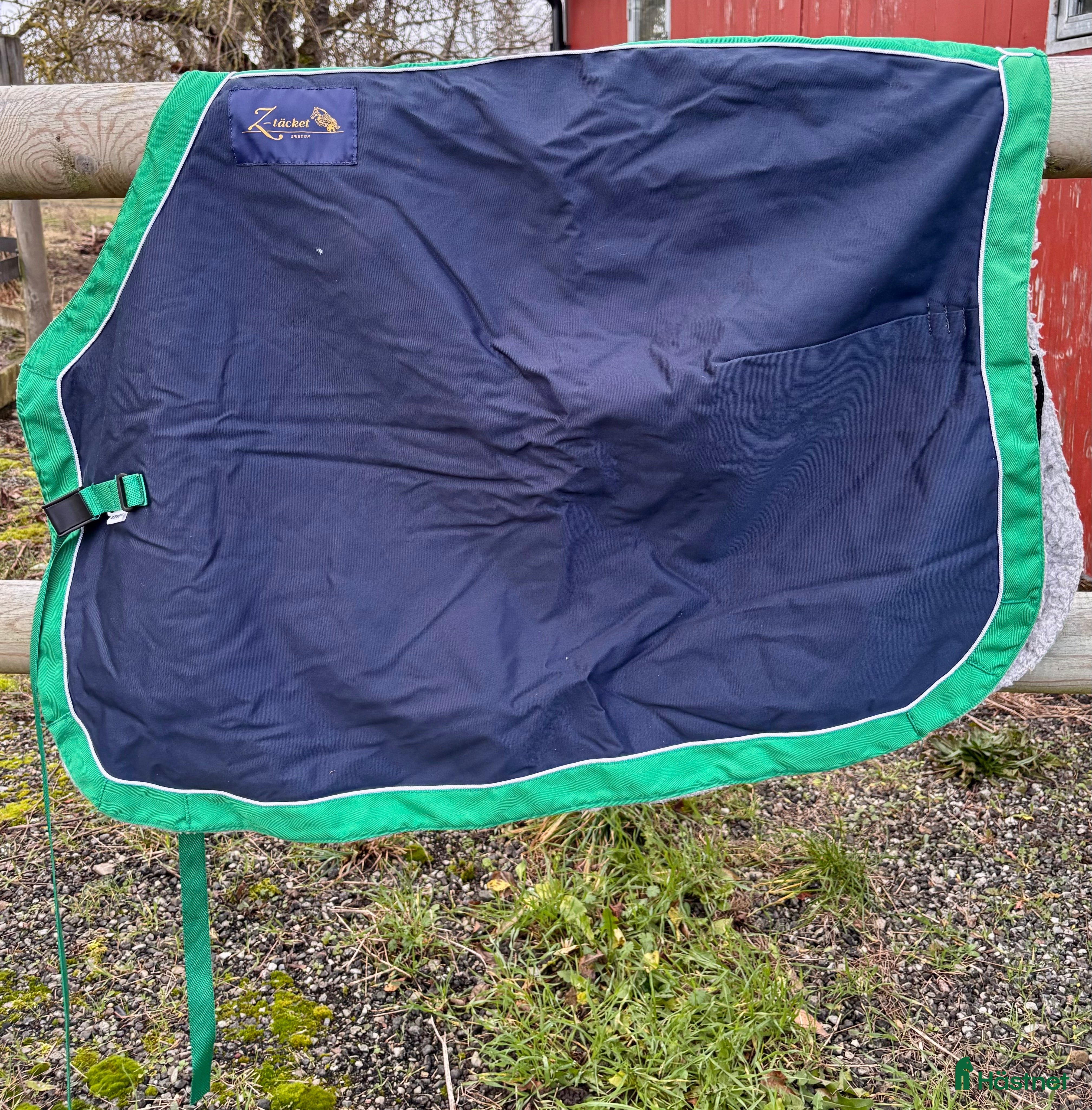 Täcken hästutrustning till salu: Snyggt ländtäcke i nyskick! i Lund - Annons 21