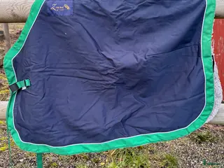 Täcken hästutrustning till salu: Snyggt ländtäcke i nyskick! i Lund - Annons 3