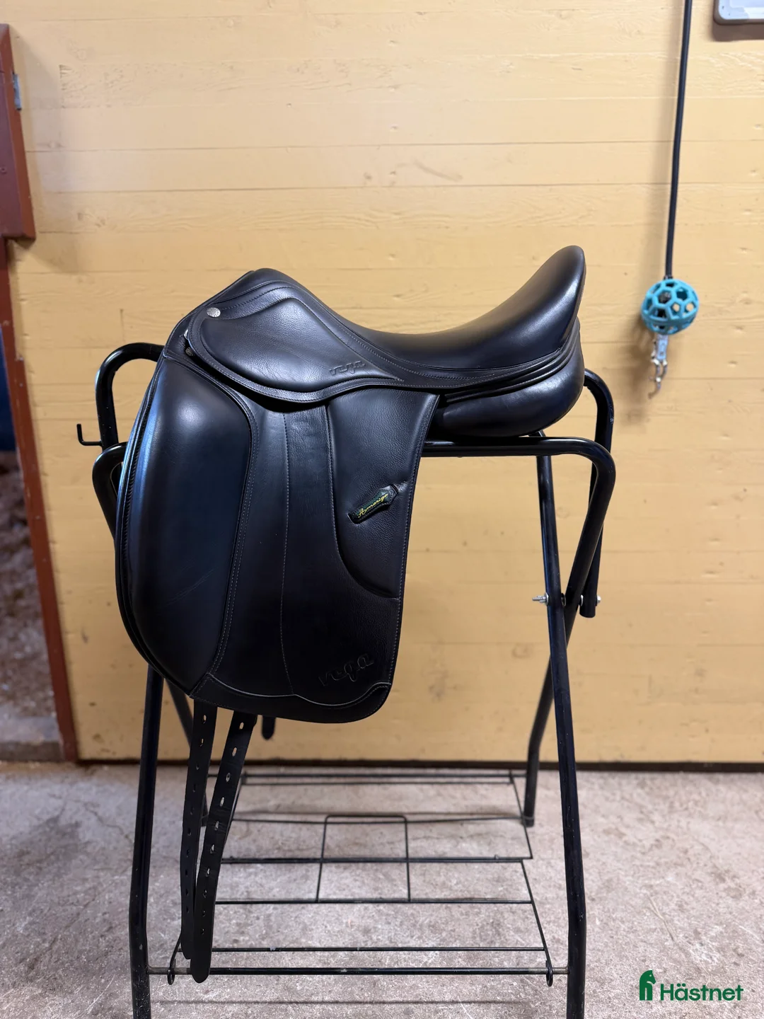 Sadlar hästutrustning till salu: Amerigo Vega Dressyr 17’ i Katthammarsvik - Annons 3