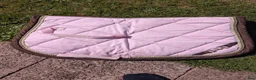 Schabrak & Vojlockar hästutrustning till salu: Schabrak rosa med detalj - Annons 1