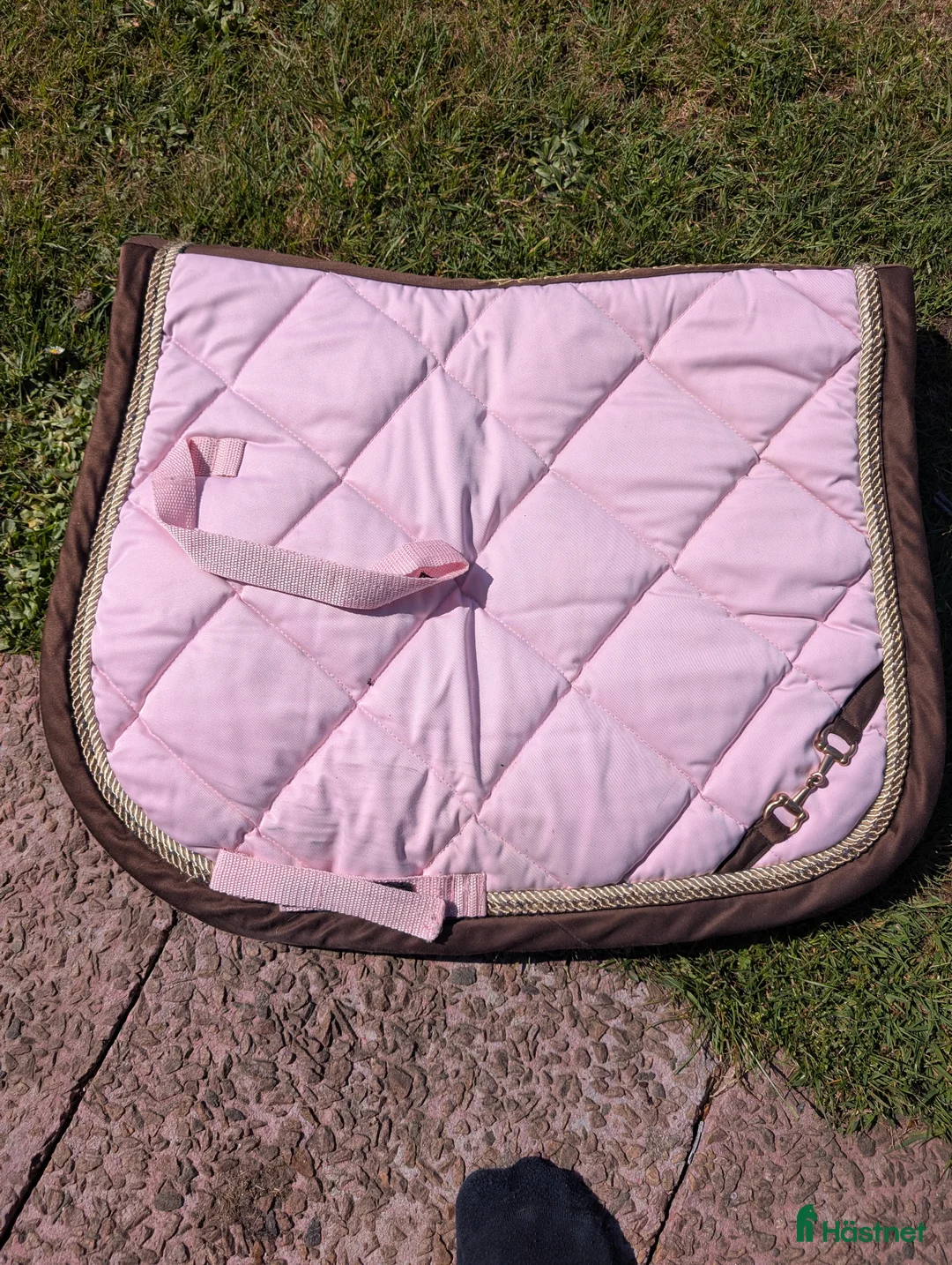 Schabrak & Vojlockar hästutrustning till salu: Schabrak rosa med detalj - Annons 1