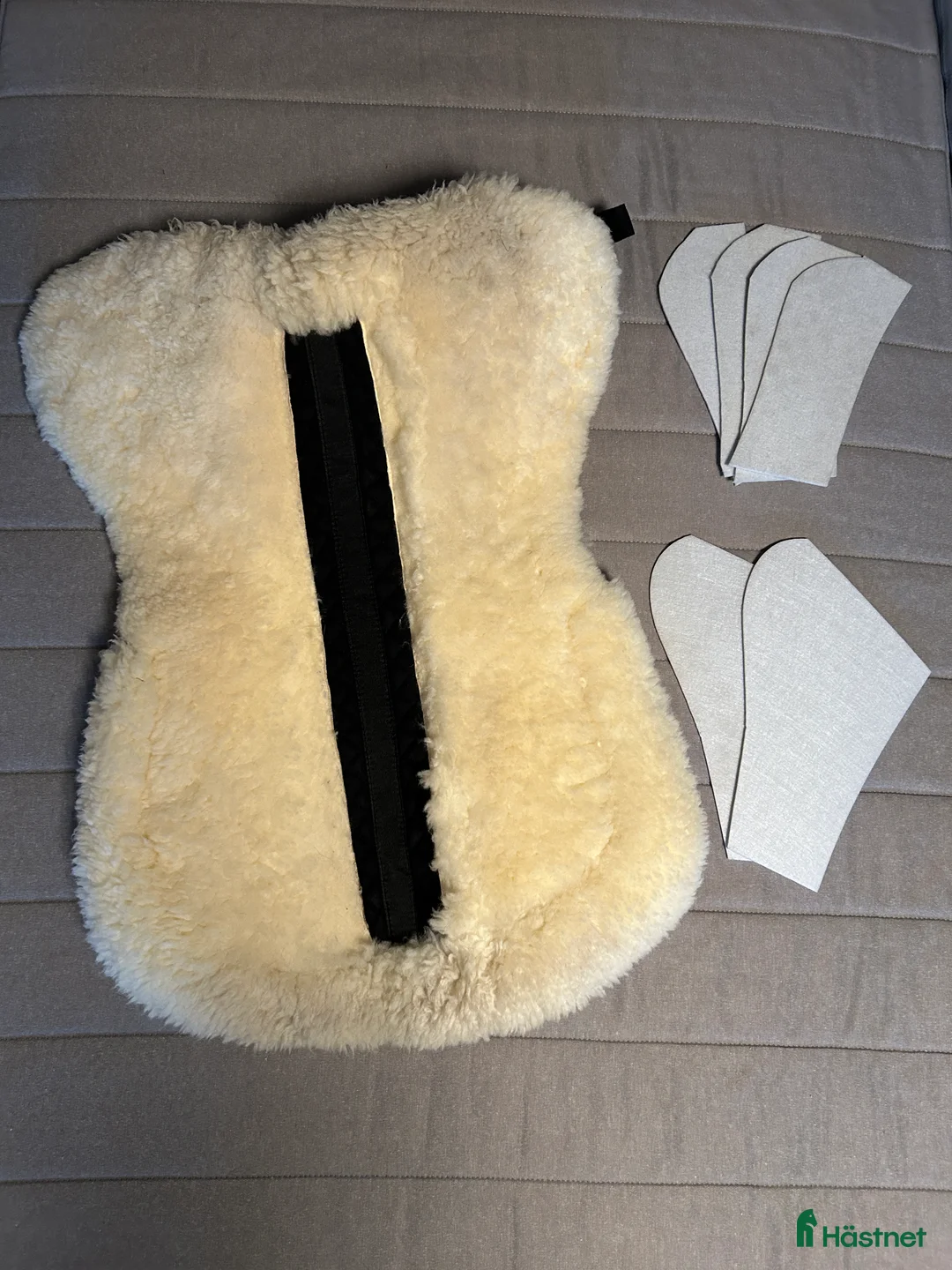 Sadeltillbehör hästutrustning till salu: Korrektionspad BT - äkta fårskinn i Onsala - Annons 2