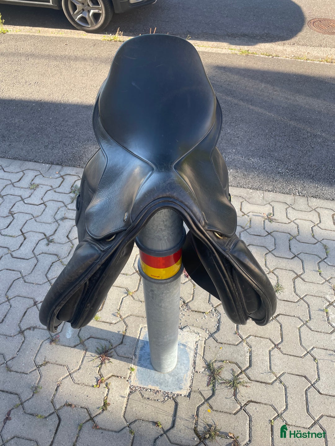 Sadlar hästutrustning till salu: Svart santa Cruz sadel i Grästorp - Annons 3