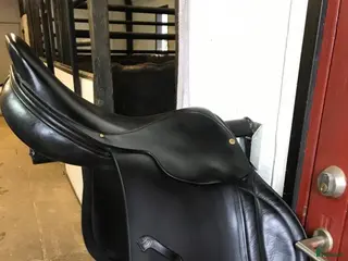 Sadlar hästutrustning Mycket fin hoppsadel i Malmö - Annons 1