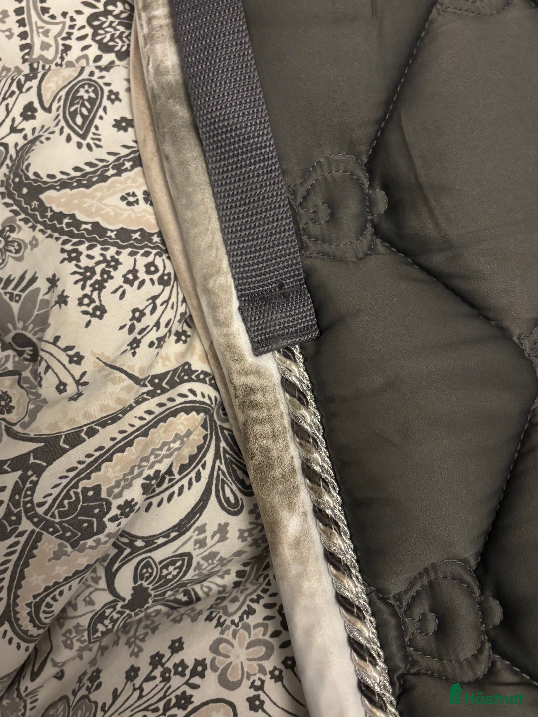 Schabrak & Vojlockar hästutrustning till salu: Grått PS dressyrschabrak i Östersund - Annons 3