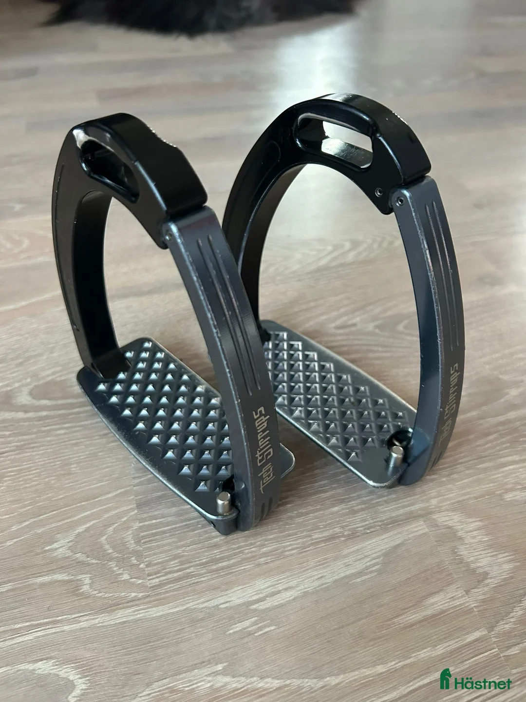 Stigbyglar hästutrustning till salu: Stigbyglar Tech Stirrups Junior, Svart/titan - Annons 2
