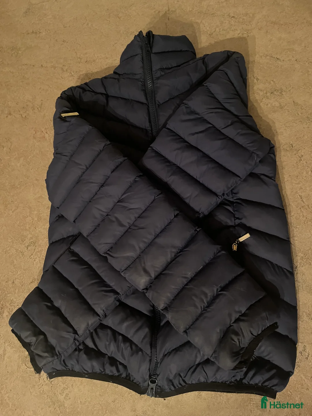 Jackor & Kavajer ryttarutrustning till salu: Superfin dunjacka från equestrian Stockholm💙 i Gemla - Annons 7