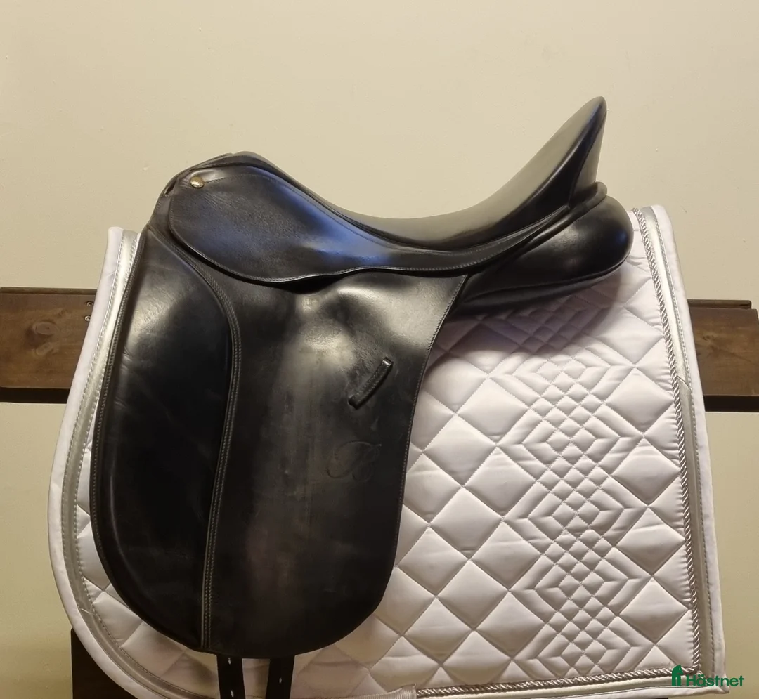 Sadlar hästutrustning till salu: Ullstoppad Bates Caprilli  i Allerum - Annons 1