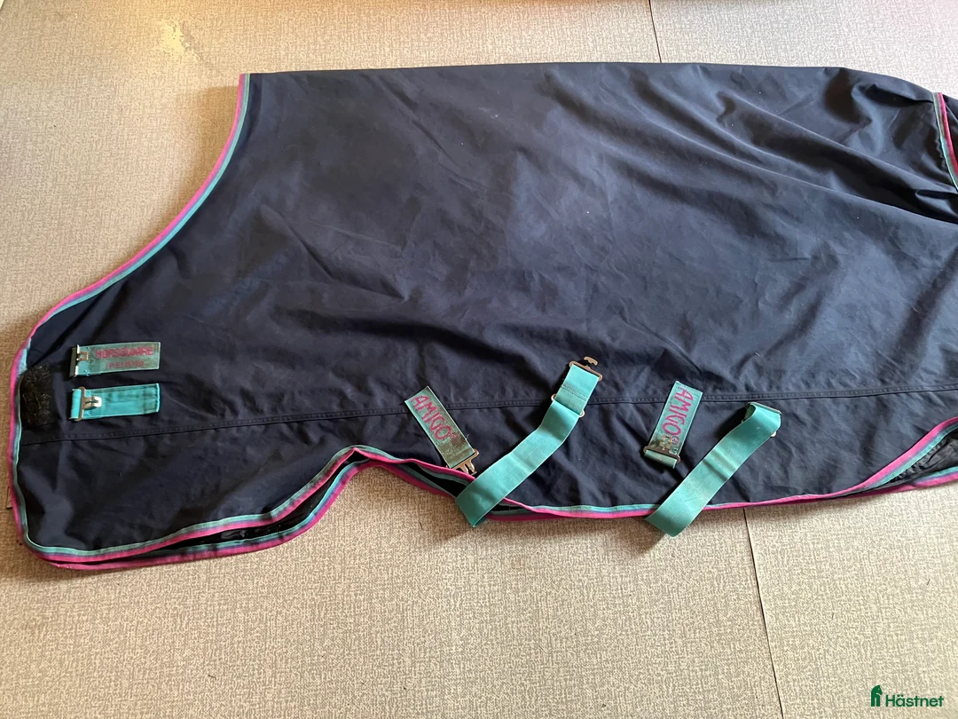 Täcken hästutrustning till salu: Amigo Hero  i Rödeby - Annons 1