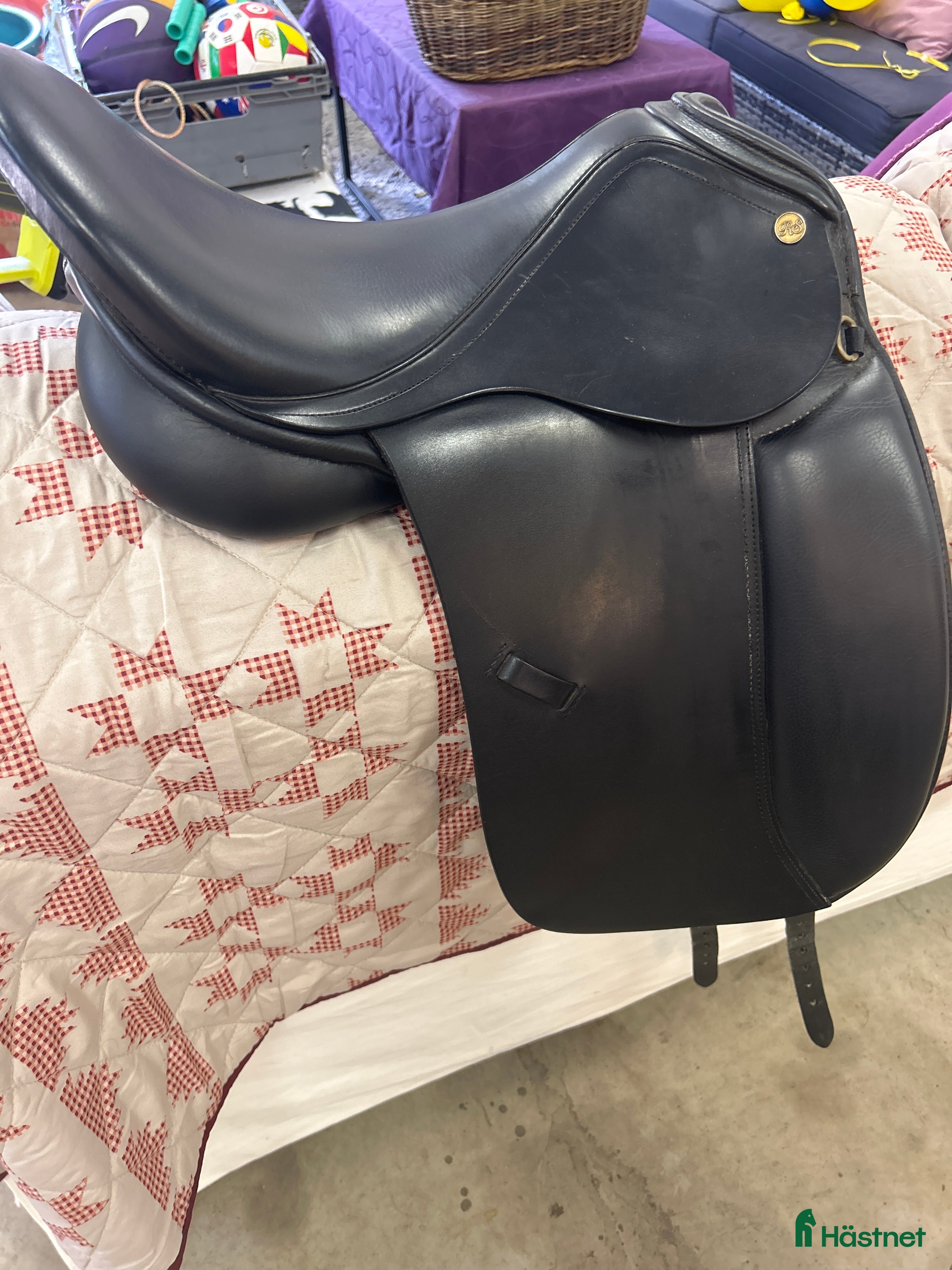 Sadlar hästutrustning till salu: Fin svart Rolf Stenberg dressyrsadel i Upplands Väsby - Annons 2