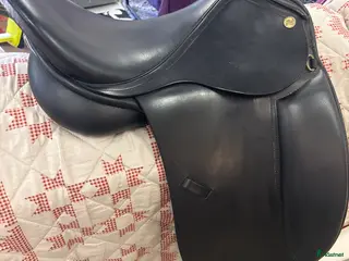 Sadlar hästutrustning till salu: Fin svart Rolf Stenberg dressyrsadel i Upplands Väsby - Annons 2
